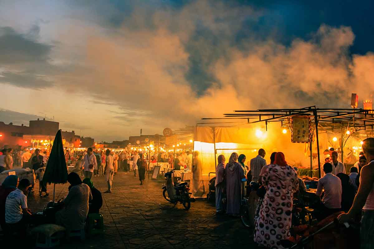 5 imperdibles en tu visita a Marruecos 3 Animada plaza jemaa el fna de noche
