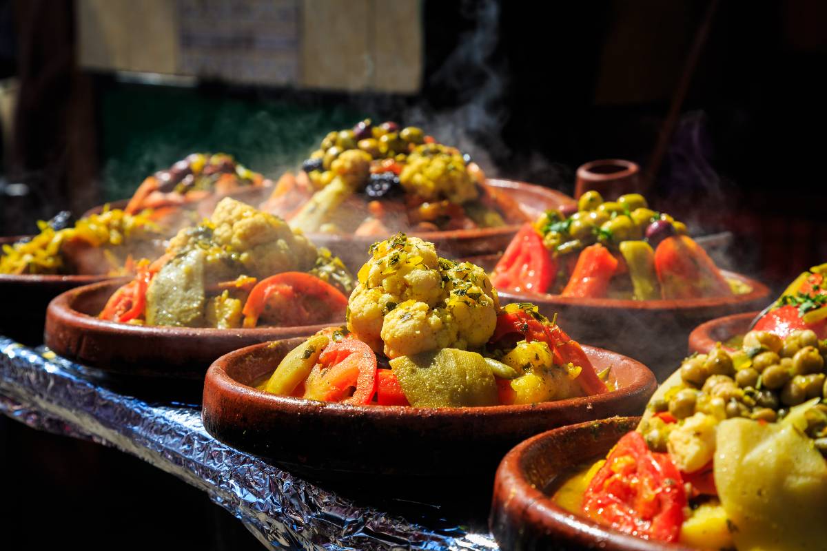Prepara tajine de pollo y especias, el plato típico de Marruecos
