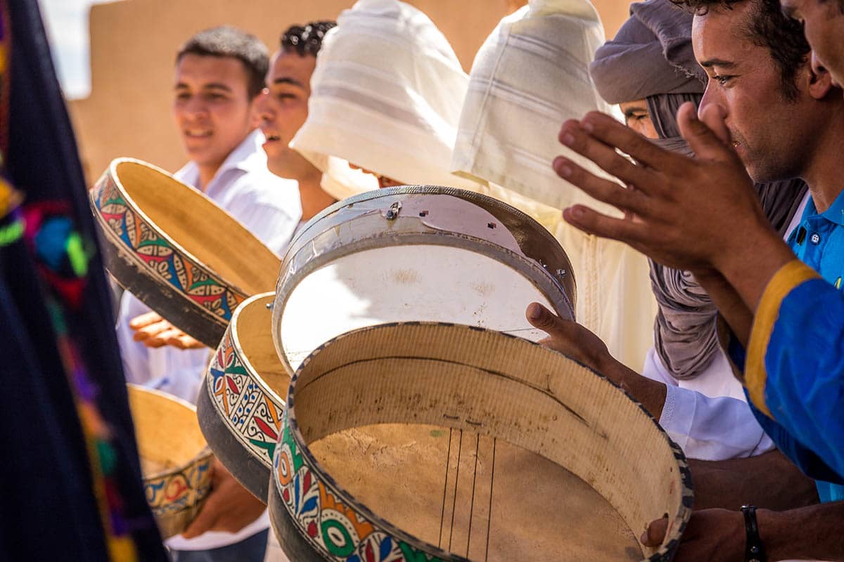 Músicos bereberes en espectáculo de boda